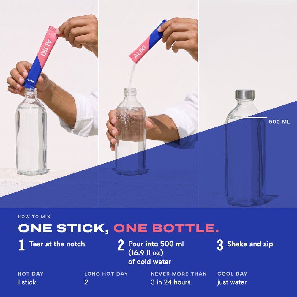 Hands tear an ALIKI stick and pour it into a 500 ml bottle of cold water
