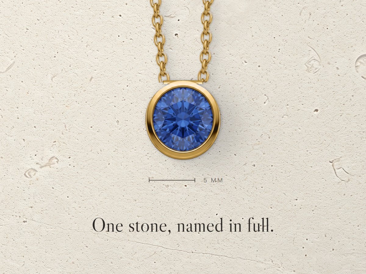 Corund vermeil pendant with a 6.5 mm laboratory-grown sapphire on pale limestone, 5 mm bar
