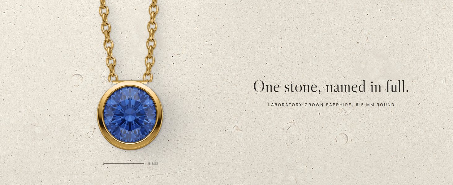 Corund vermeil pendant with a 6.5 mm laboratory-grown sapphire on pale limestone, 5 mm bar