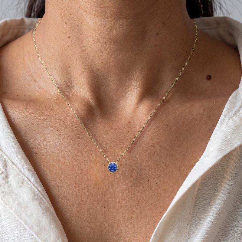 A neck wearing the Corund vermeil pendant on the 18 in chain, on the collarbones