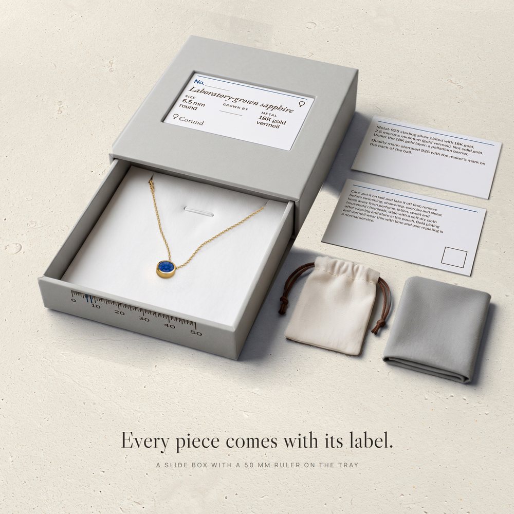 Corund slide box with a 50 mm ruler tray, label card, metal card, care card, pouch and cloth