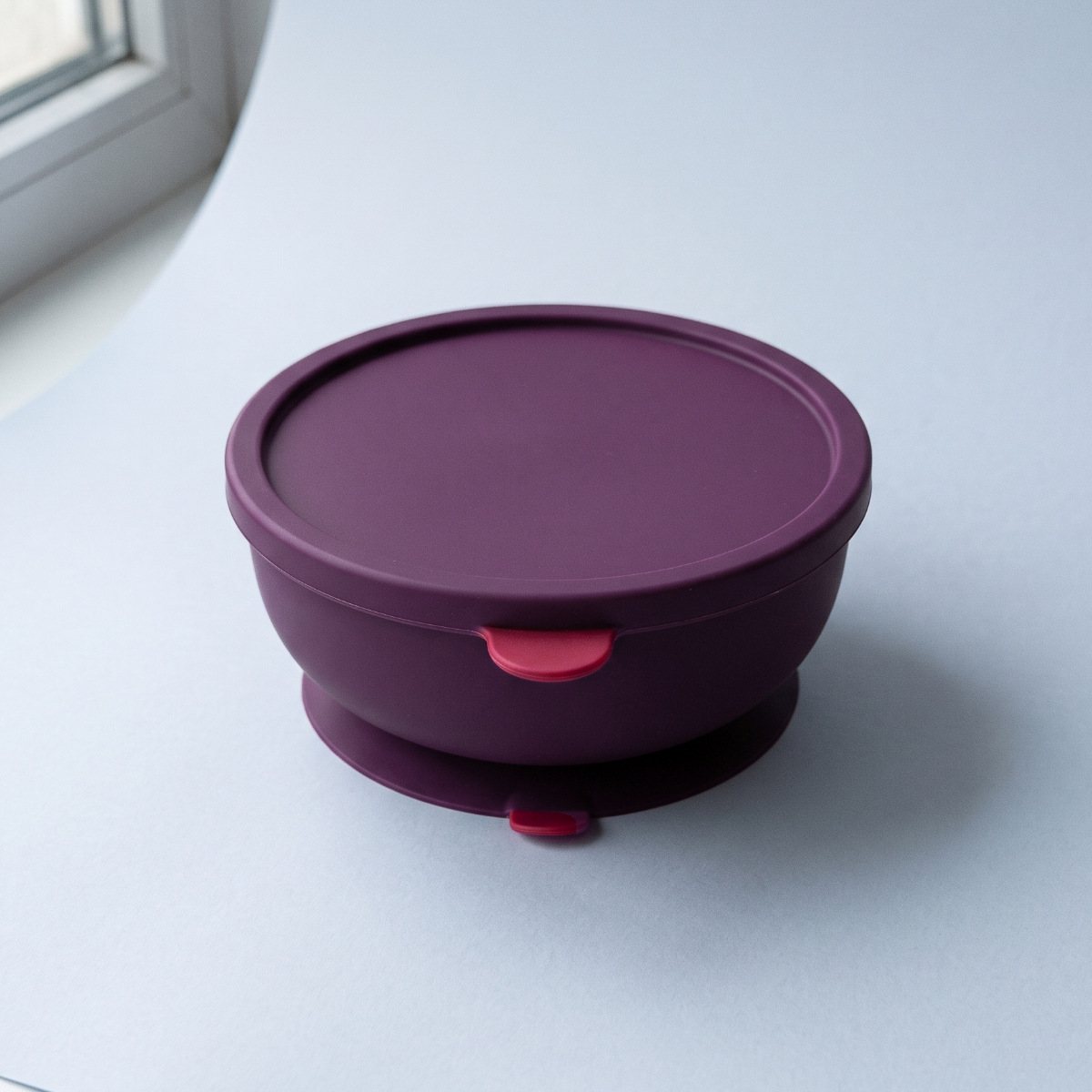Linnet bowl with its lid on, the raspberry pull tab at the rim