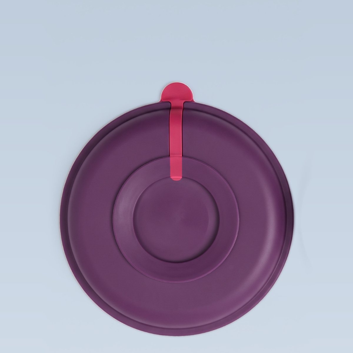 Underside of the Linnet plate: the suction ring and its raspberry tab